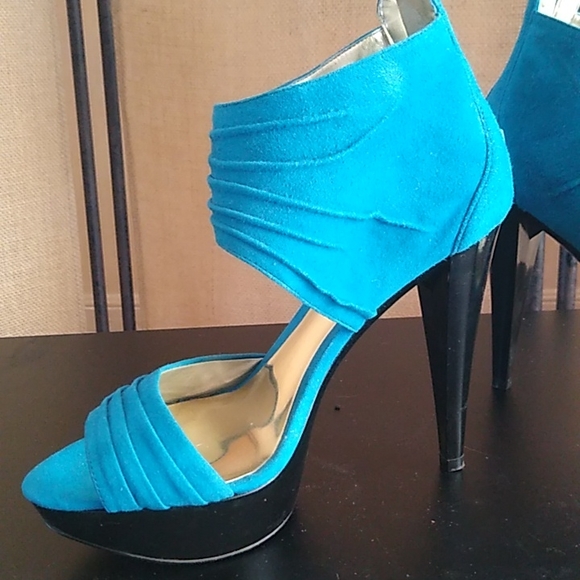 Blue Suede high heels.  4 inch with 1 to 1 1/4 platform - Picture 4 of 8